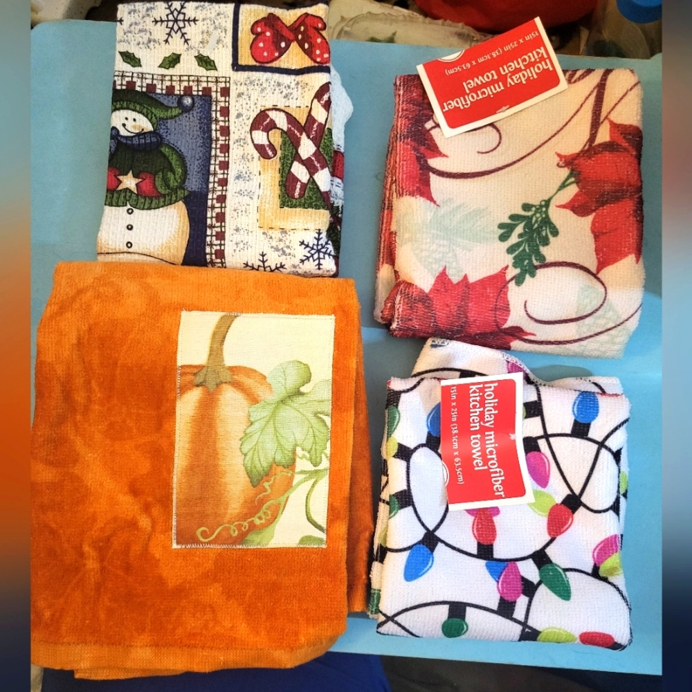 New Set of Festive Holiday Kitchen/ Hand Towels Set